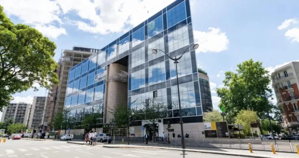 Office in Rueil-Malmaison for lease - Building Photo - Image 1 of 9