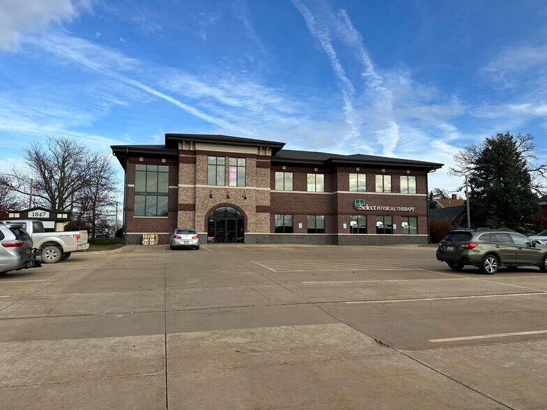 1847 1st Ave SE, Cedar Rapids, IA à louer - Photo du bâtiment - Image 2 de 8
