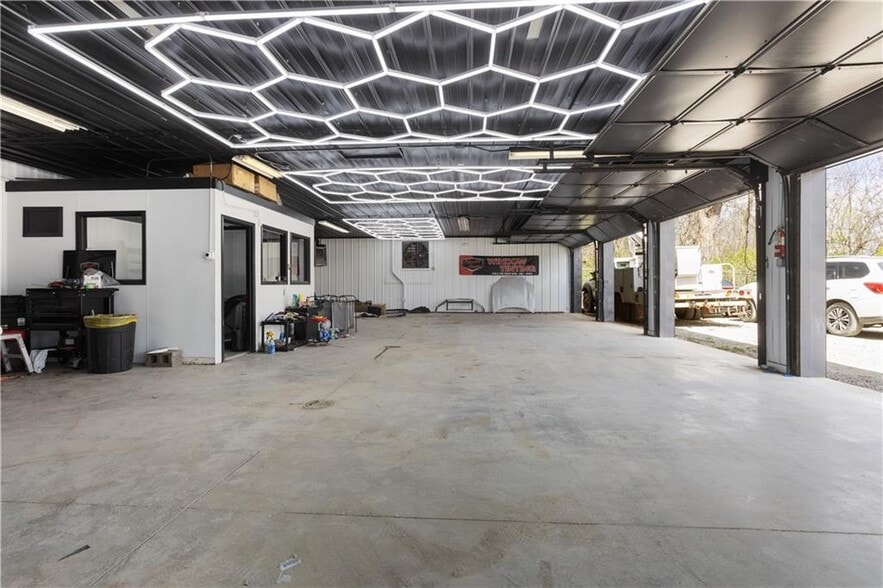 3709 Pickett Rd, Saint Joseph, MO for sale - Building Photo - Image 3 of 44