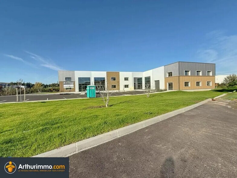 225 Avenue Des Marronniers, Bourgoin-Jallieu à vendre - Photo du bâtiment - Image 1 de 20