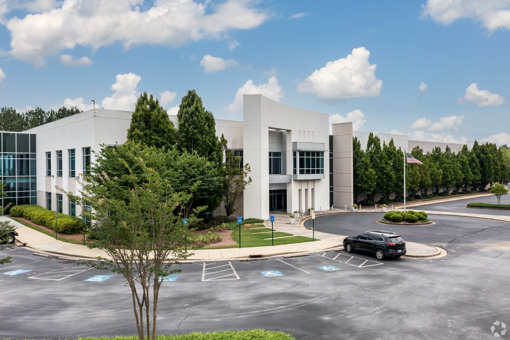 5600 United Dr, Smyrna, GA for lease Primary Photo- Image 1 of 6