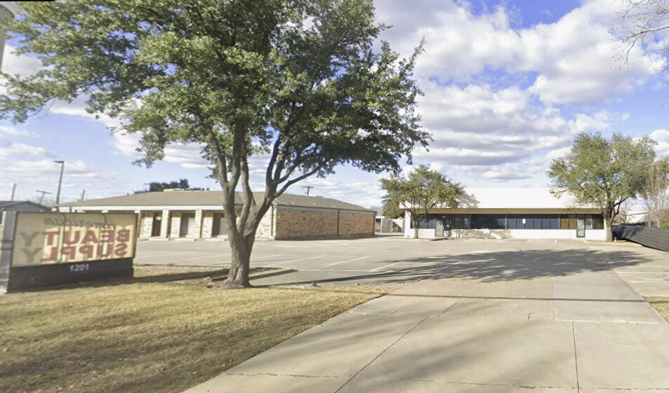 1201 E Arkansas Ln, Arlington, TX à vendre - Photo du bâtiment - Image 2 de 8