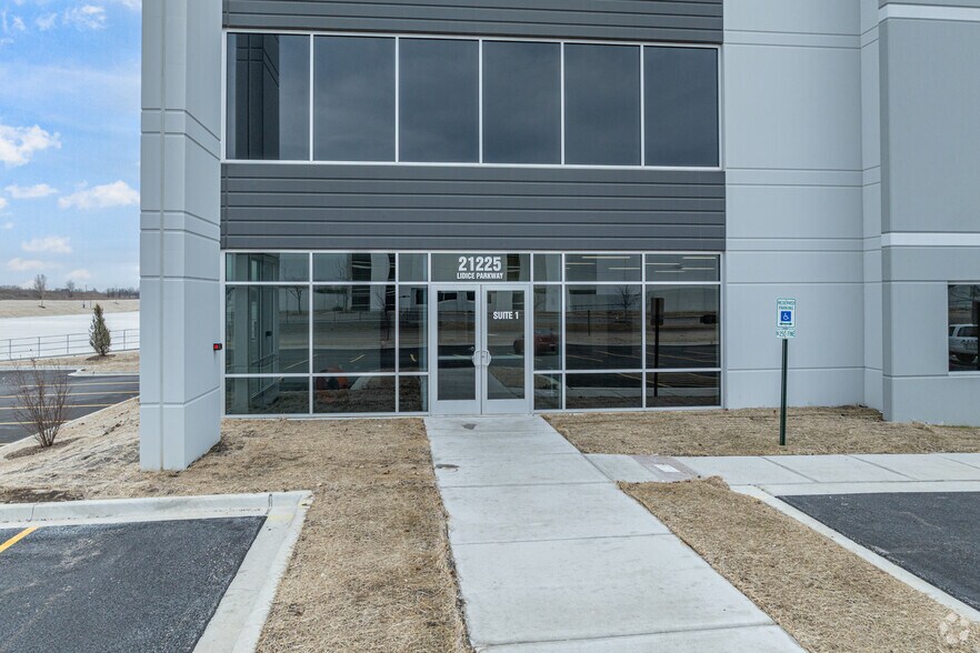 21225 Lidice Parkway, Crest Hill, IL à louer - Photo du bâtiment - Image 3 de 7