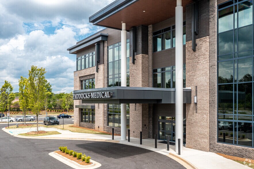 2685 Peachtree Pky, Suwanee, GA à louer - Photo du bâtiment - Image 3 de 12