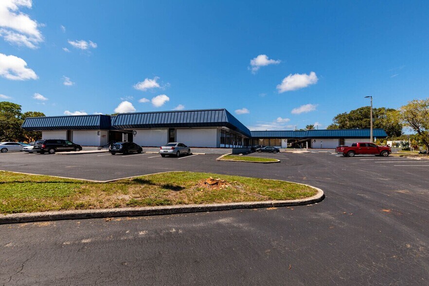 1301 Seminole Blvd, Largo, FL à louer - Photo du bâtiment - Image 3 de 14