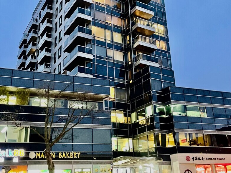 42-33-42-37 Main St, Flushing, NY à vendre - Photo du bâtiment - Image 1 de 25