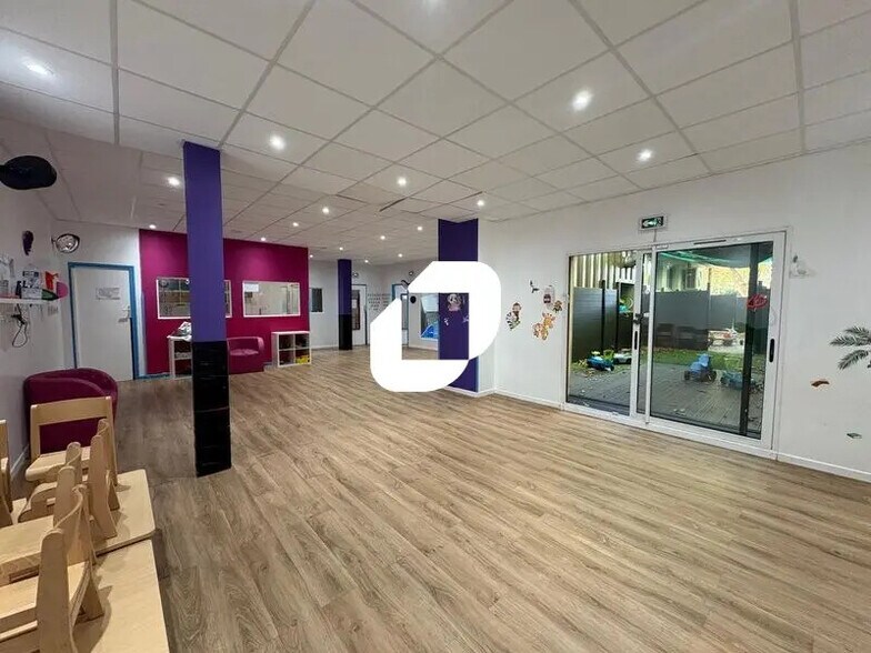 Office in Montigny-le-Bretonneux for lease - Building Photo - Image 1 of 14