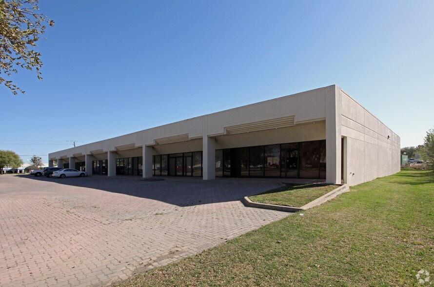 1908 Royal Ln, Dallas, TX à louer - Photo du bâtiment - Image 3 de 7