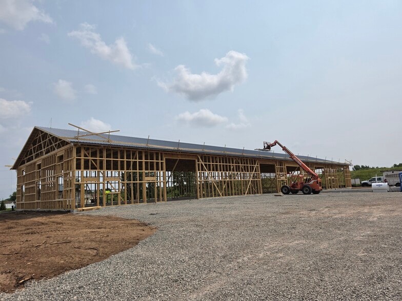 2517 W American Dr, Neenah, WI for lease - Building Photo - Image 1 of 4