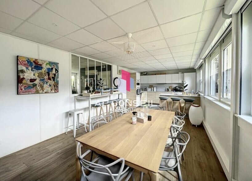 Office in Versailles for lease - Interior Photo - Image 2 of 7