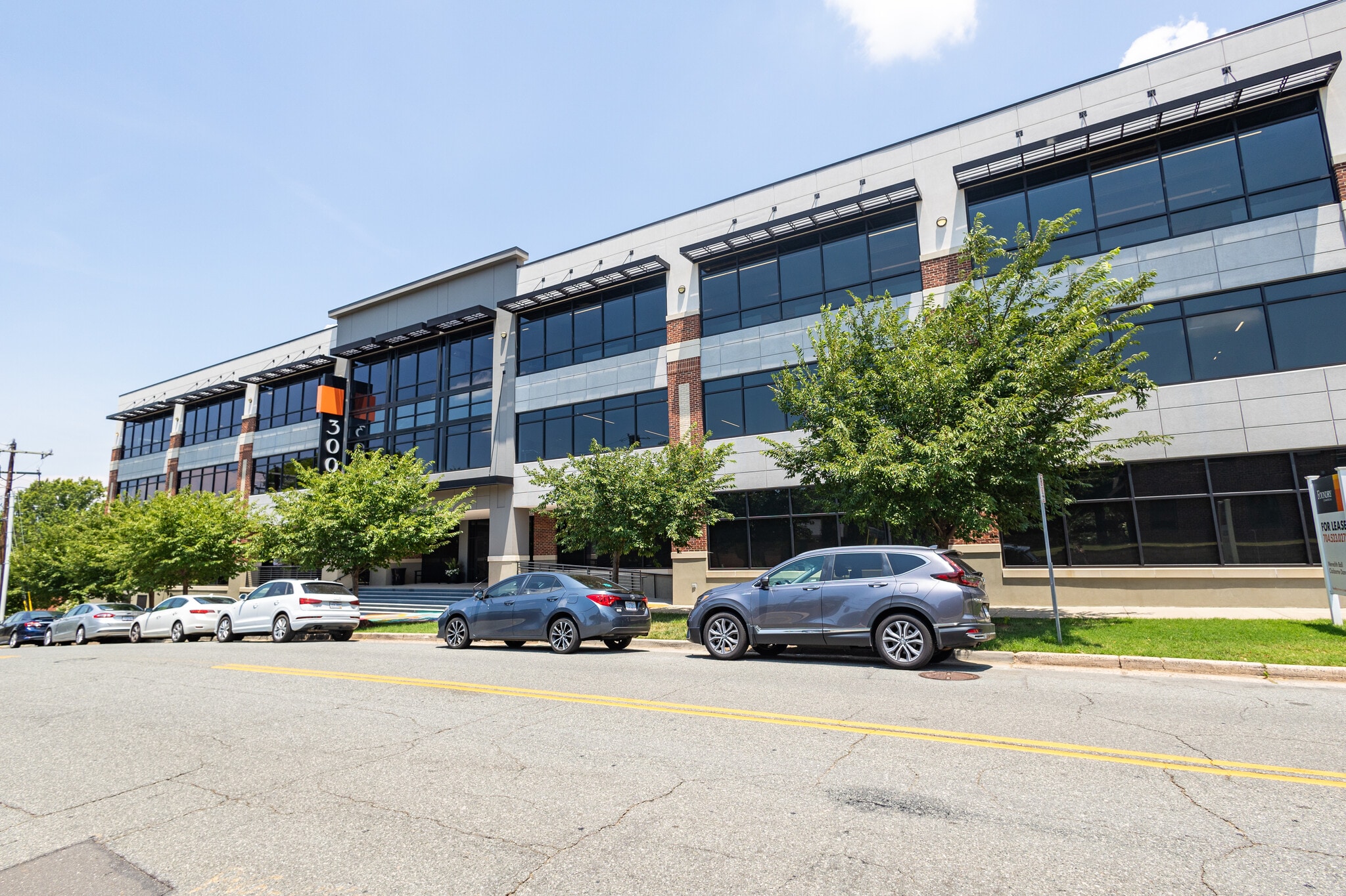 300 W Summit Ave, Charlotte, NC for lease Primary Photo- Image 1 of 8