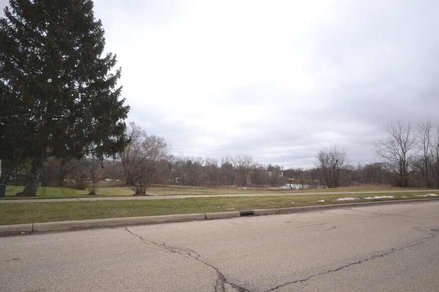 1 Highland Springs, Elgin, IL à vendre - Photo du bâtiment - Image 2 de 2