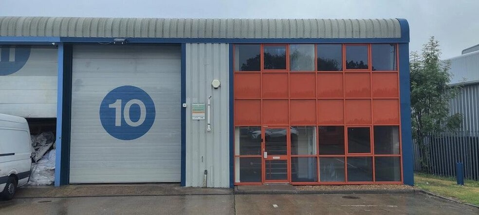 Kendal Close, London for lease - Building Photo - Image 2 of 12