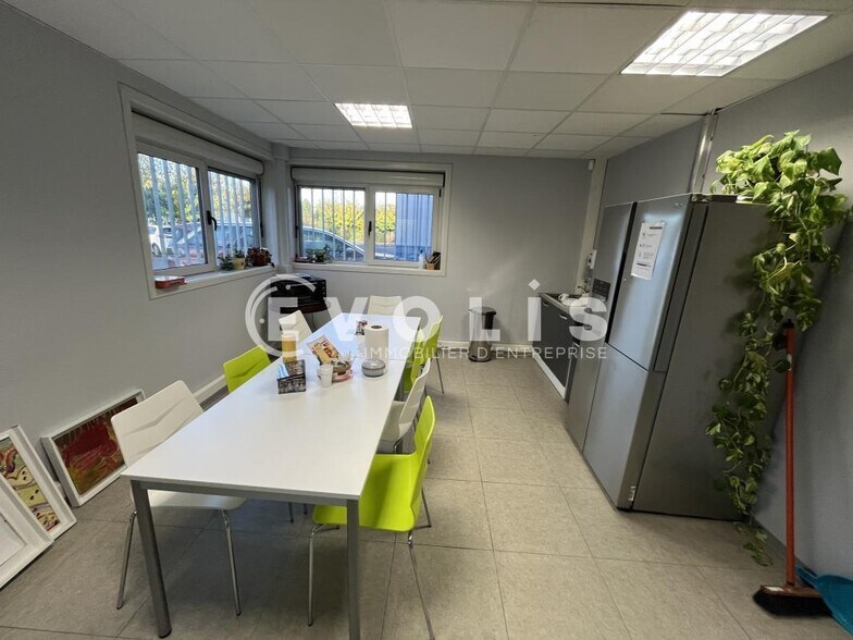 Flex in Gallargues-le-Montueux for lease - Interior Photo - Image 2 of 5