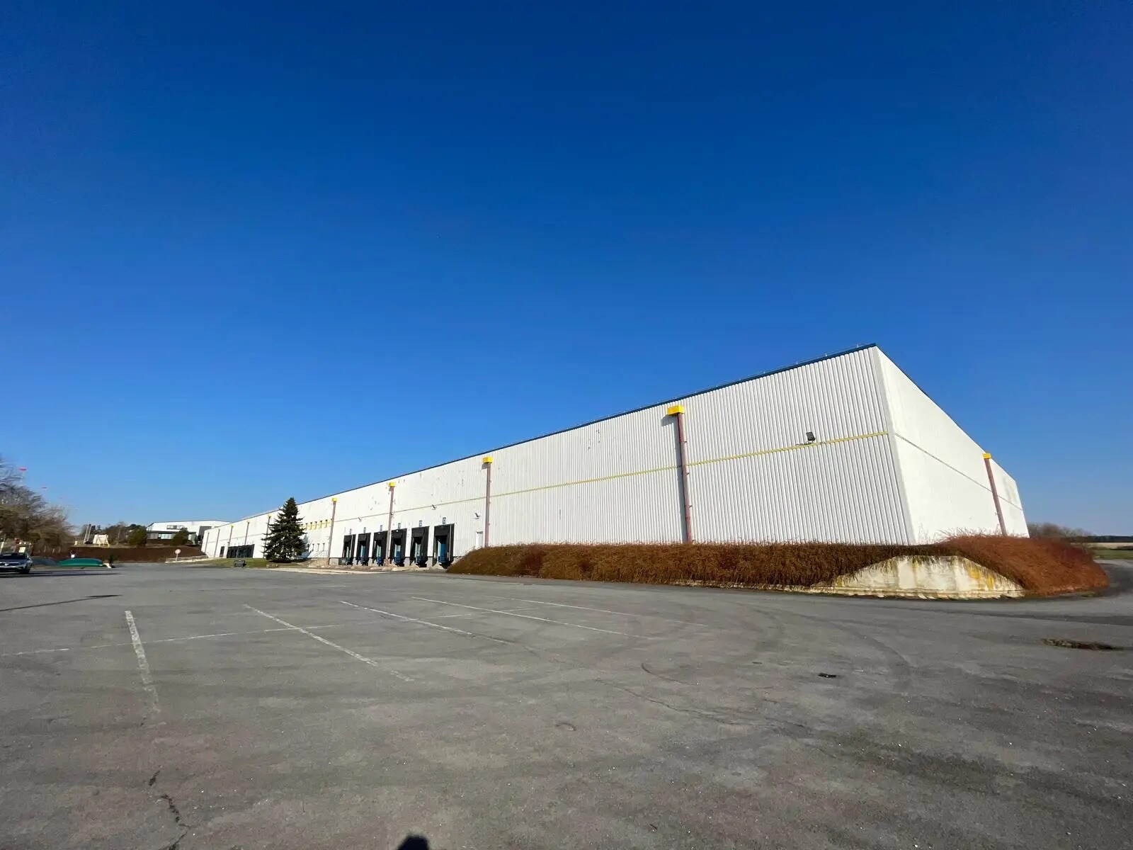 Rue De La Nau Des Vignes, La Veuve for lease Building Photo- Image 1 of 4