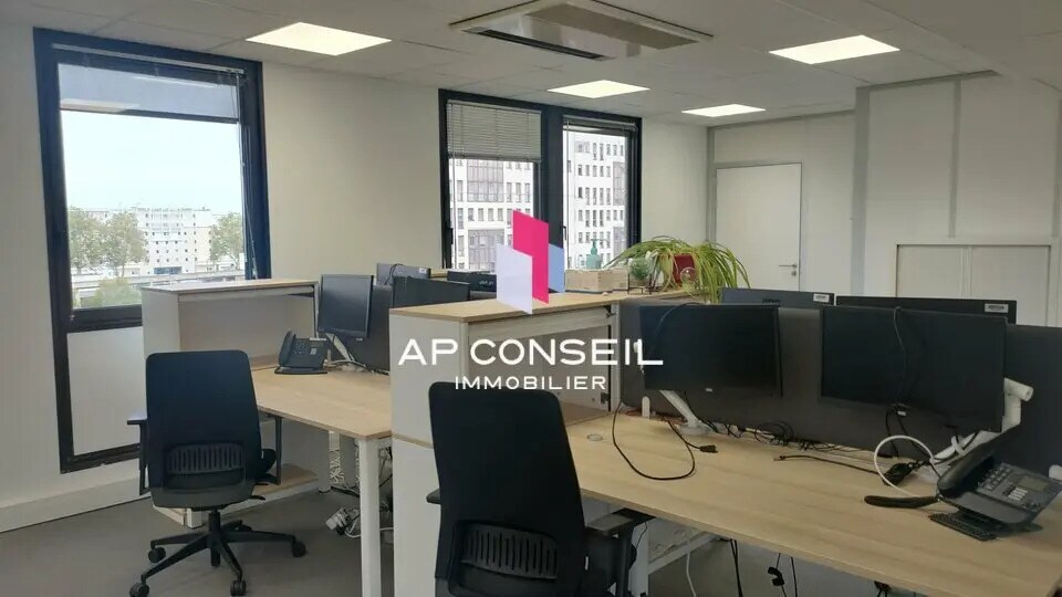 Bureau dans Montigny-le-Bretonneux à louer - Photo du bâtiment - Image 3 de 7