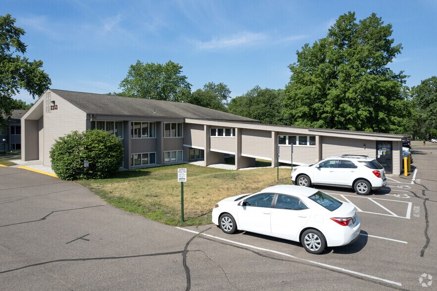 2353 Rice St, Roseville, MN à louer - Photo du bâtiment - Image 3 de 4