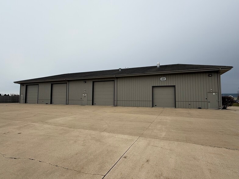 90 Templeton Dr, Oswego, IL à vendre - Photo du bâtiment - Image 3 de 13