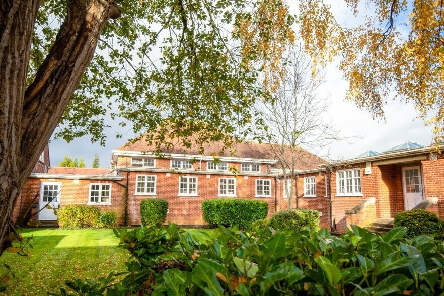 Alexander Rd, St Albans à louer - Photo du bâtiment - Image 2 de 16