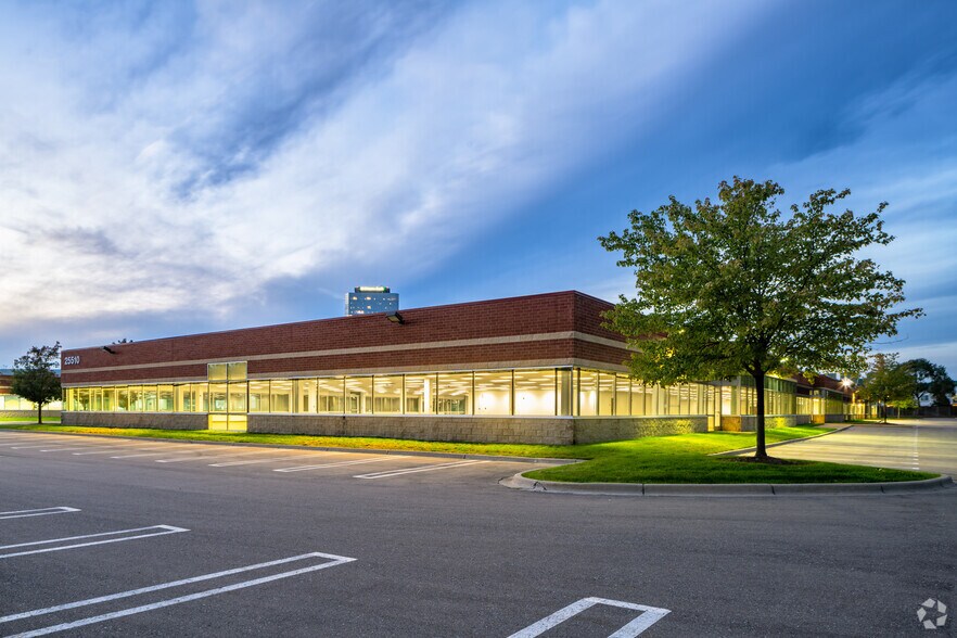 25510 W 11 Mile Rd, Southfield, MI à louer - Photo du bâtiment - Image 2 de 24