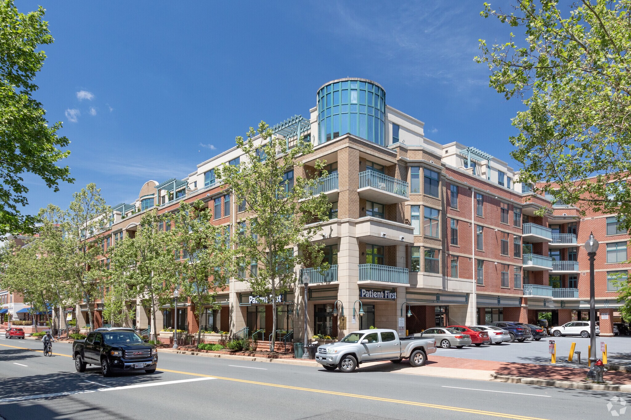 502 W Broad St, Falls Church, VA à louer Photo du bâtiment- Image 1 de 11