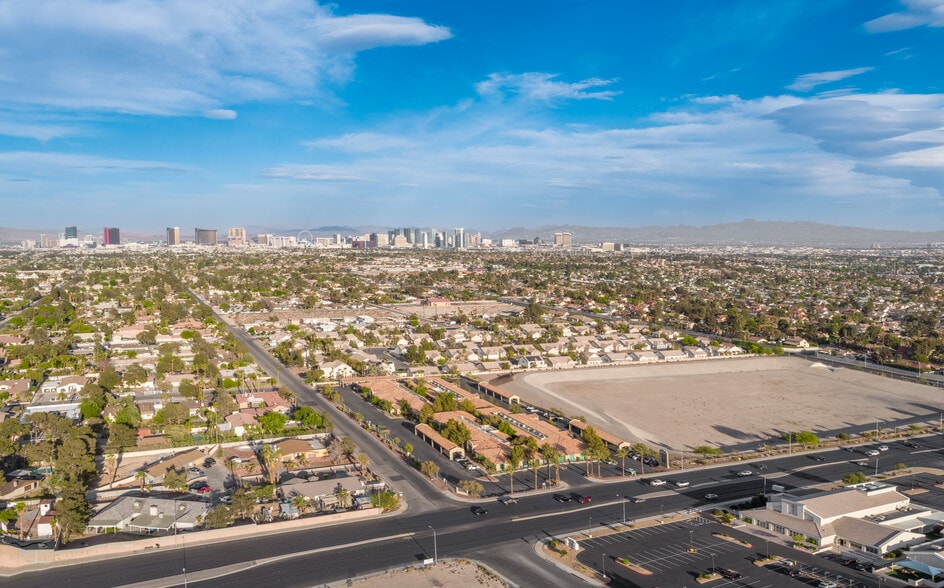 3130 S Rainbow Blvd, Las Vegas, NV à louer - Photo du bâtiment - Image 3 de 7