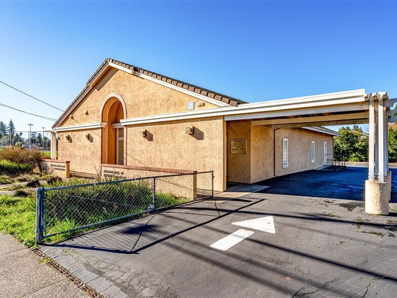 1105 University St, Healdsburg, CA à vendre - Photo du bâtiment - Image 3 de 36