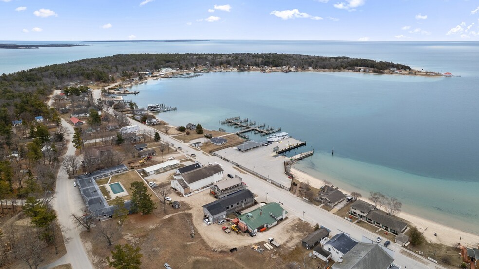 Beaver Island Bar and Restaurant portefeuille de 2 propriétés à vendre sur LoopNet.ca - Photo du bâtiment - Image 2 de 129