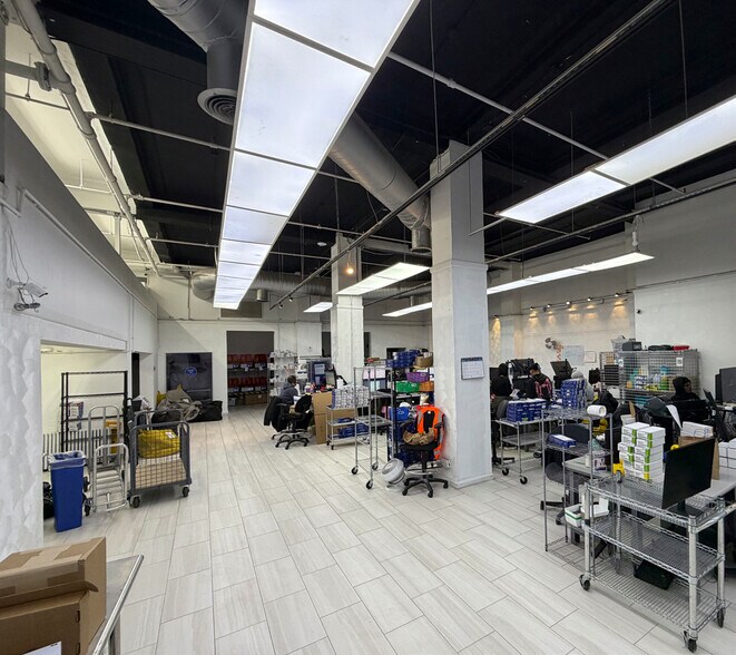 237 W 37th St, New York, NY à louer - Photo du bâtiment - Image 2 de 10