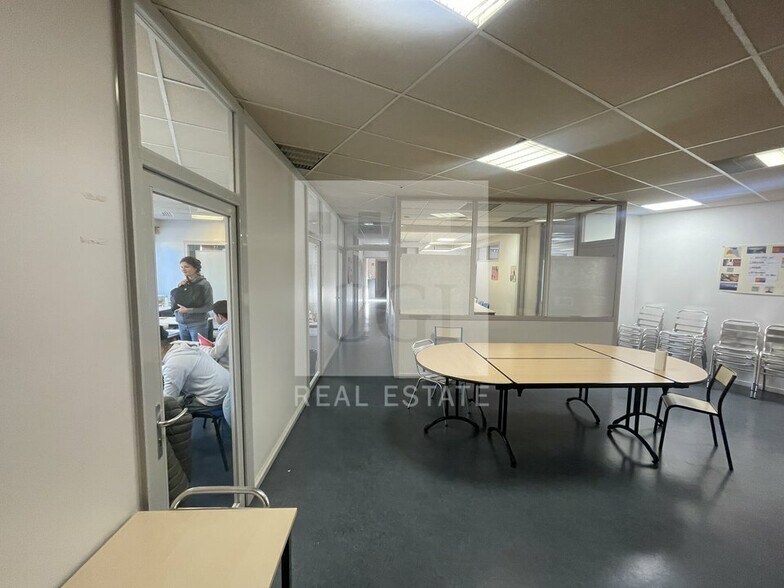 Office in Grenoble for lease - Interior Photo - Image 2 of 8