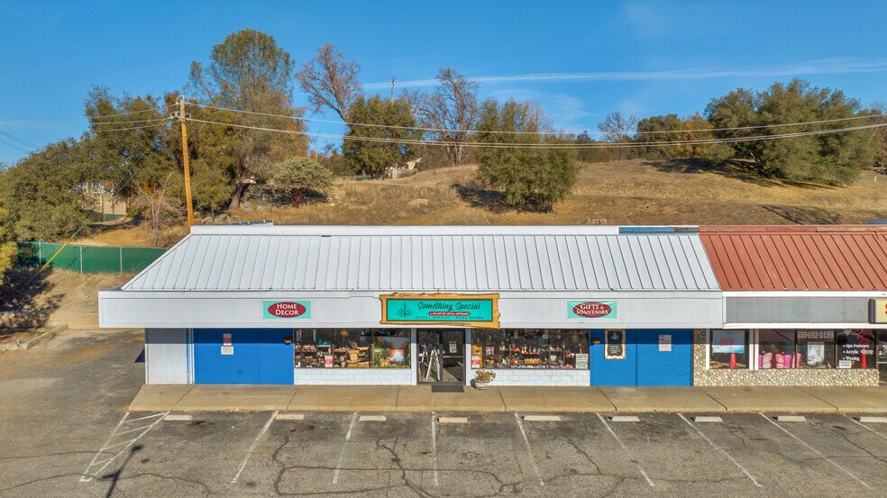 40120 Hwy 41, Oakhurst, CA à vendre - Photo du bâtiment - Image 1 de 10