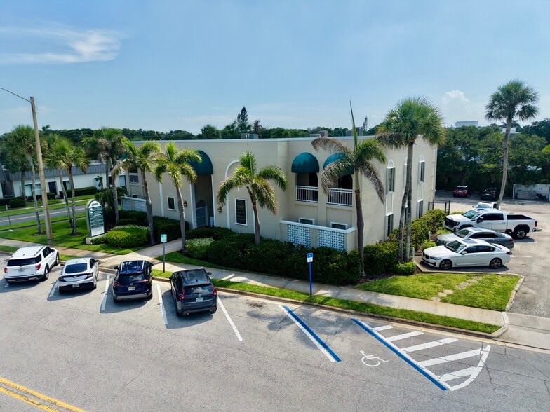 3003 Cardinal Dr, Vero Beach, FL for sale - Building Photo - Image 1 of 9