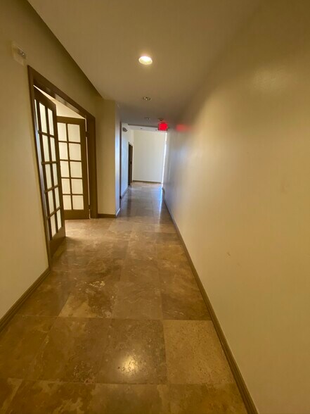 1120 Empire Central Pl, Dallas, TX à louer - Photo intérieure - Image 3 de 12