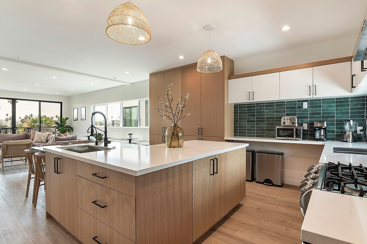 811 N Harvard Blvd, Los Angeles, CA for lease Primary Photo- Image 1 of 66