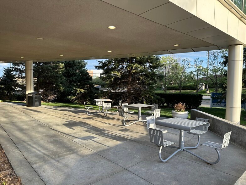 13710 FNB Pky, Omaha, NE à louer - Photo du bâtiment - Image 3 de 4