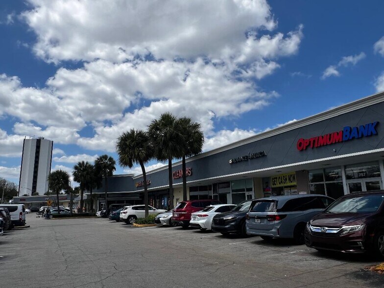 705-761 NE 167th St, Miami, FL à louer - Photo du bâtiment - Image 3 de 16