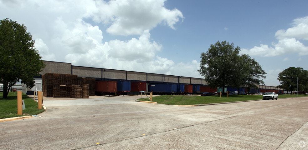 9033-9055 Spikewood Dr, Houston, TX for lease - Building Photo - Image 2 of 6