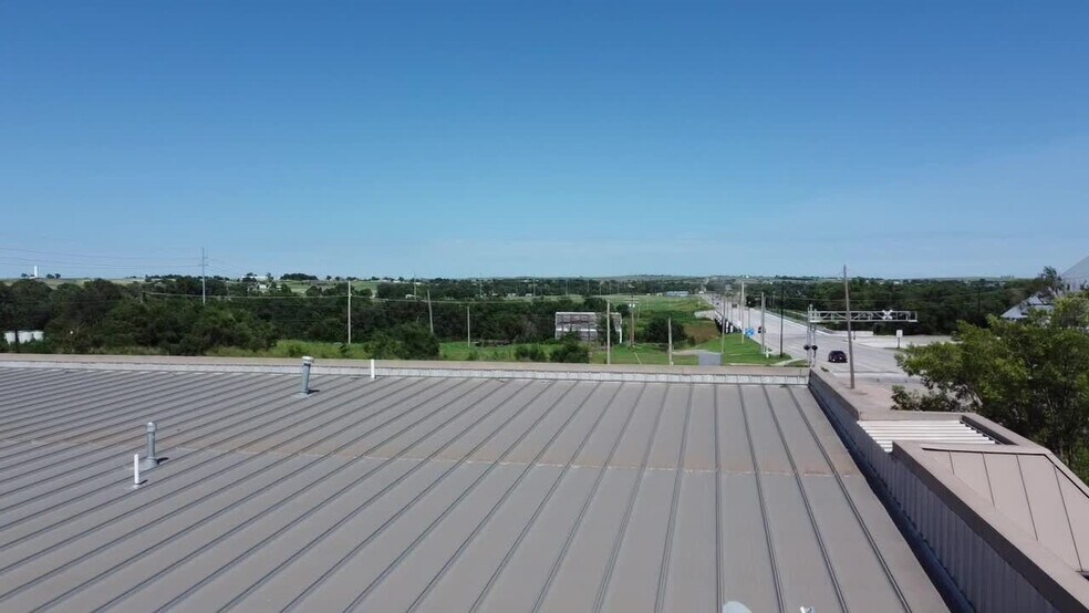 103 E Gary Blvd, Clinton, OK à vendre - Vidéo sur l’inscription commerciale - Image 2 de 20