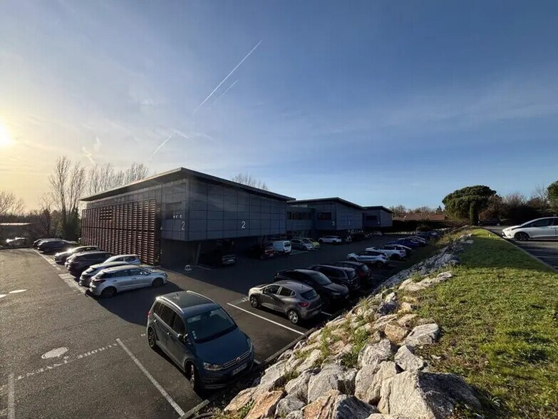 1 Rond-Point De Flotis, Saint-Jean à louer - Photo du bâtiment - Image 1 de 35