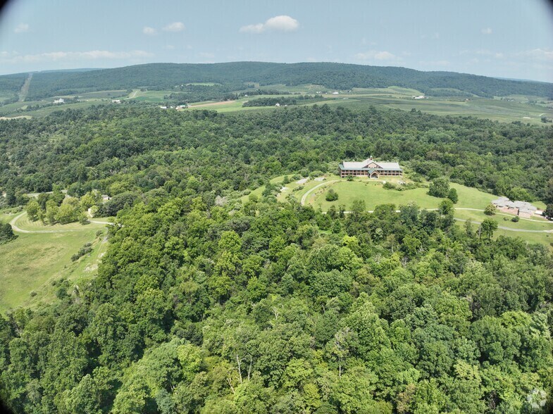 1207 Flohrs Church Rd, Biglerville, PA à vendre - Communauté Matterport - Image 2 de 69