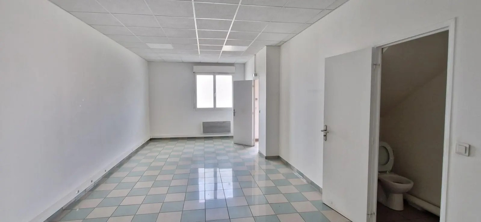 3 Rue Des Perdrix, Mandres-les-Roses for lease Interior Photo- Image 1 of 31