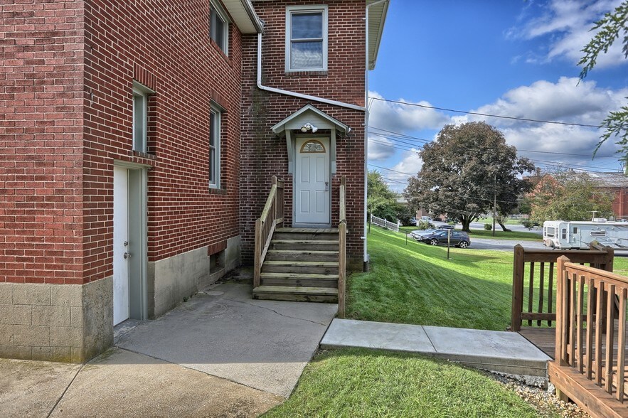 421 W Chocolate Ave, Hershey, PA à louer - Photo du bâtiment - Image 2 de 14