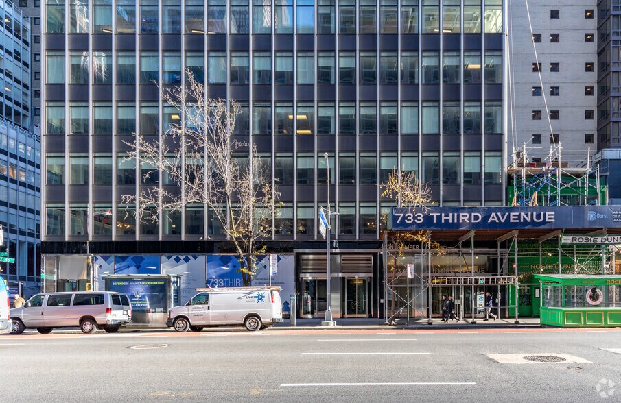 733 Third Ave, New York, NY à louer - Photo du bâtiment - Image 2 de 24