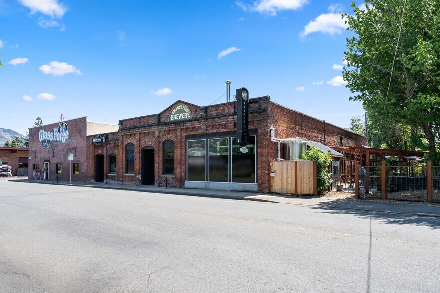 509 SW G St, Grants Pass, OR à vendre - Photo du bâtiment - Image 2 de 68