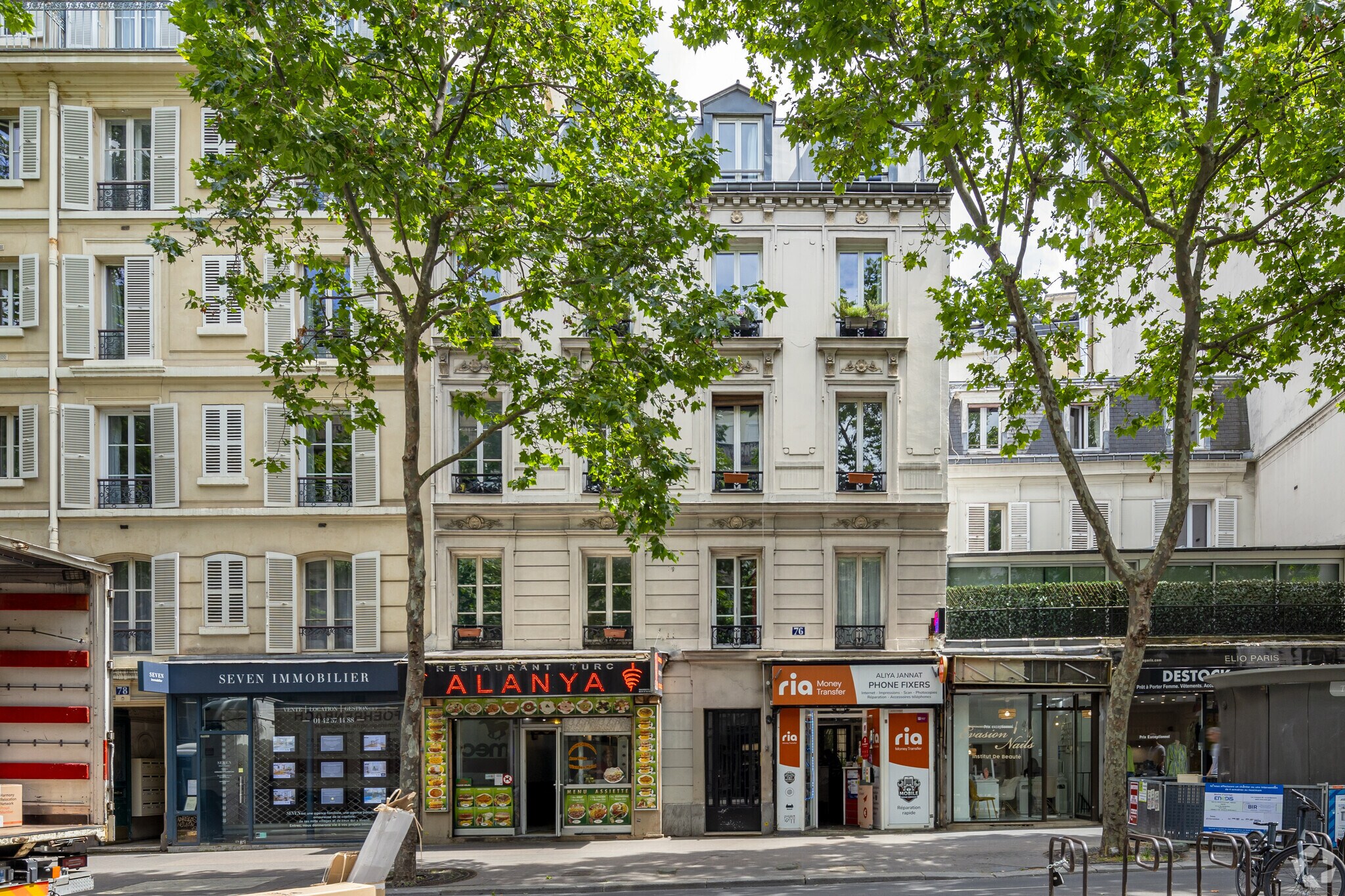 Retail in Paris for lease Primary Photo- Image 1 of 3