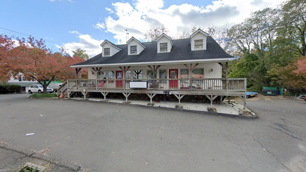 52 Padanaram Rd, Danbury, CT à vendre - Photo du bâtiment - Image 3 de 10