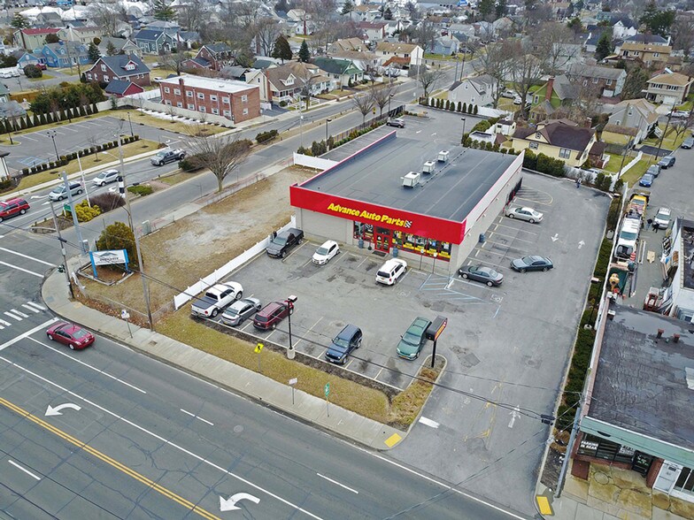 9 W Montauk Hwy, Lindenhurst, NY à vendre - Aérien - Image 2 de 5
