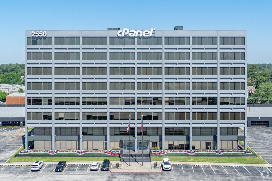 2550 N Loop Fwy W, Houston, TX à louer - Photo du bâtiment - Image 3 de 6