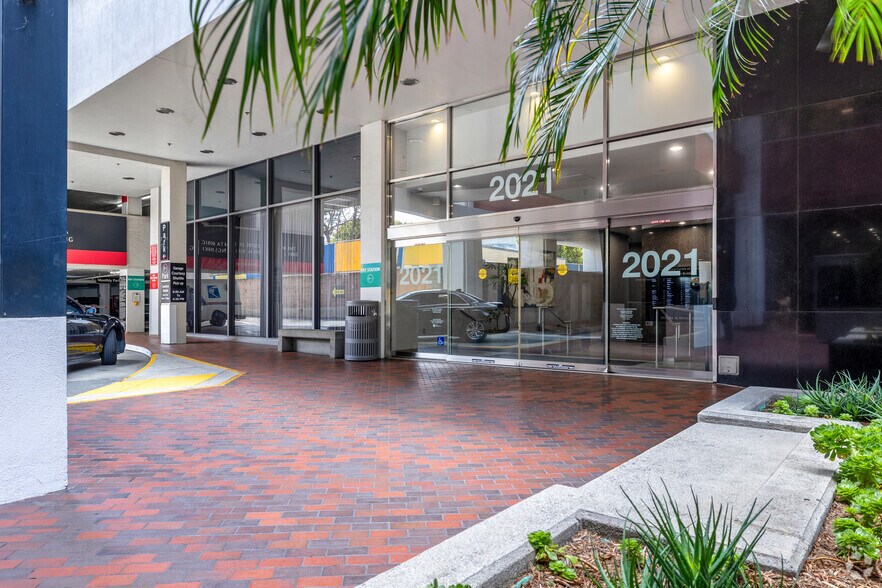 2021 Santa Monica Blvd, Santa Monica, CA à louer - Photo du bâtiment - Image 3 de 13