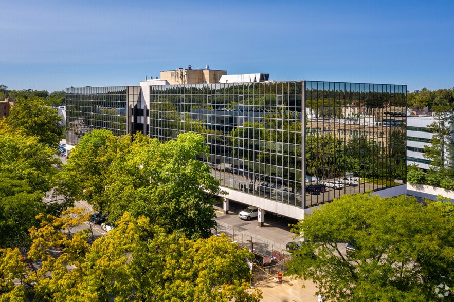 111 Great Neck Rd, Great Neck, NY for lease - Building Photo - Image 2 of 9